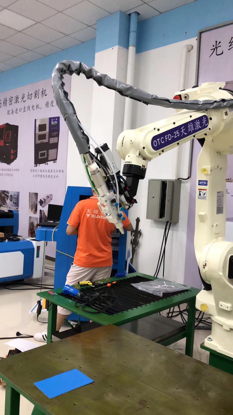 機械（xiè）手（shǒu）激光切割機設備（bèi）